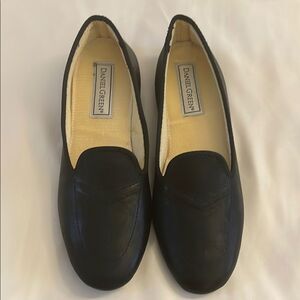 DANIEL GREEN BLACK LEATHER SLIPPERS.   NEW IN BOX
